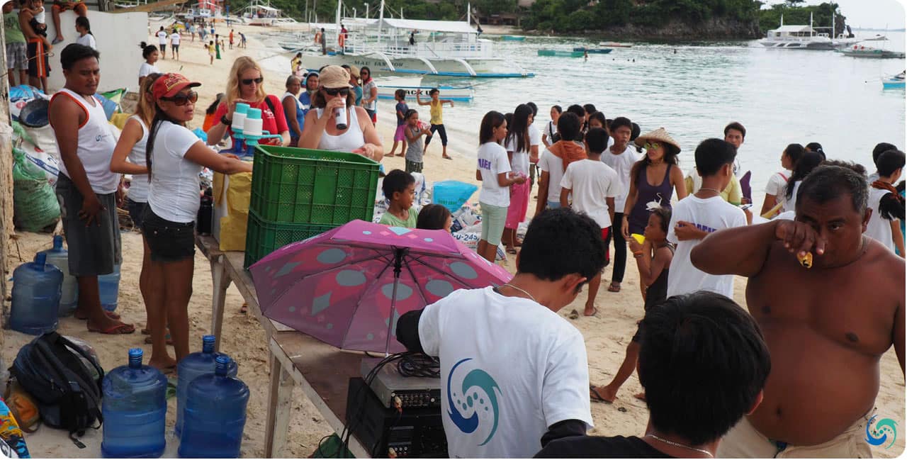 The turnout of locals and tourists to contribute in the fight against marine pollution and plastics